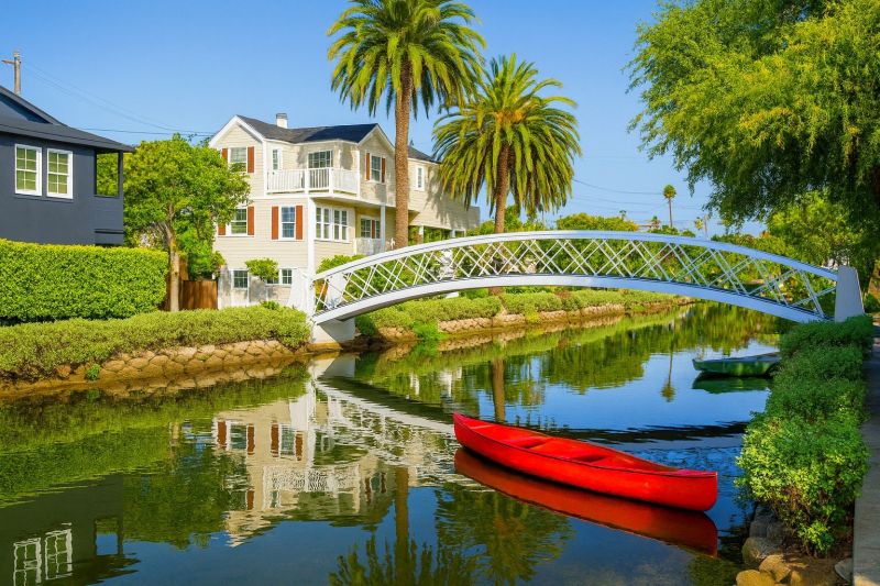 Leaf Raking Service in Venice, CA